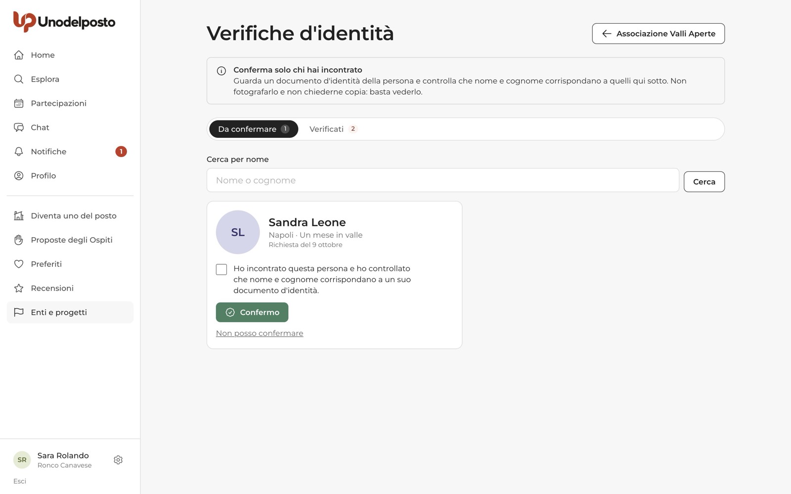Verifiche d'identità: una persona alla volta, con la dichiarazione da spuntare.