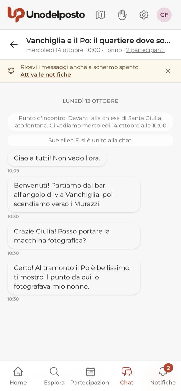 Da telefono le chat si aprono dalla voce Chat nella barra in basso.